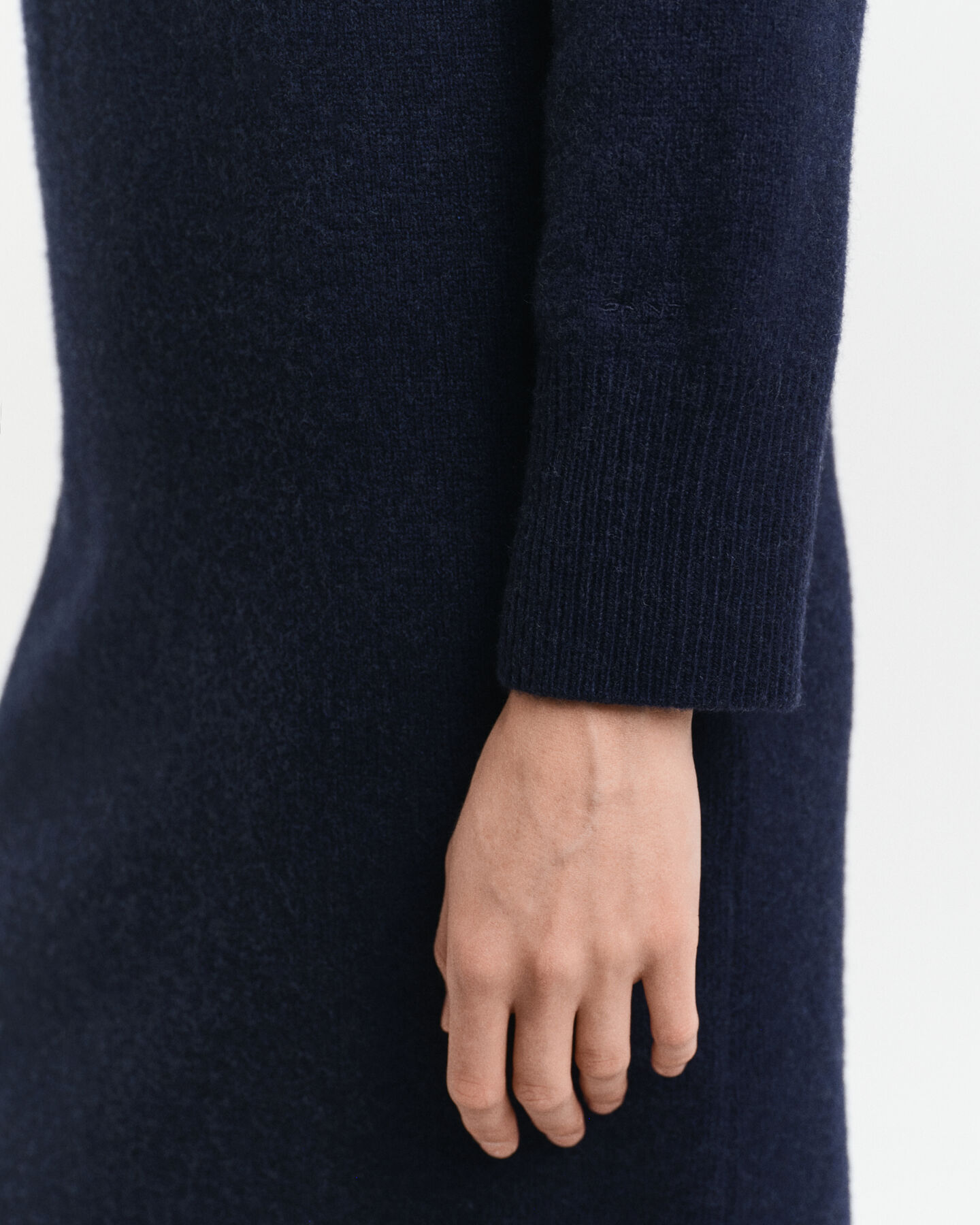 Kjole med rullekrave og sildebensmønstrede detaljer