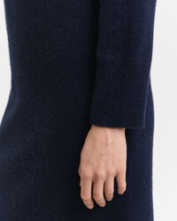 Kjole med rullekrave og sildebensmønstrede detaljer