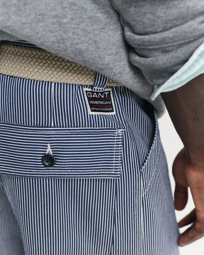 Relaxed fit hickory-stribede jeans