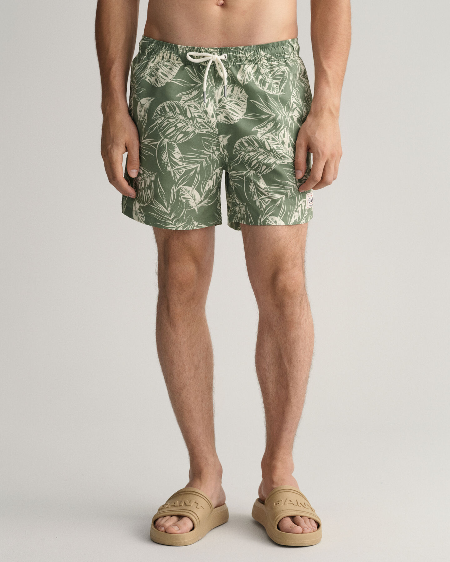 Classic fit badeshorts med Tropical Leaves-tryk