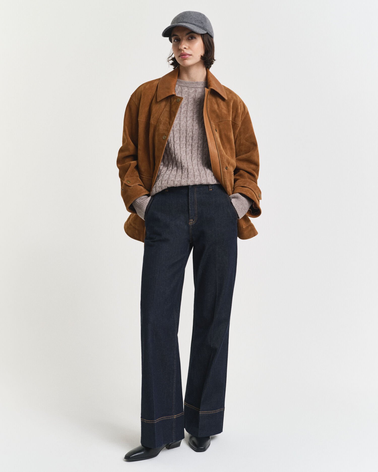 Crewneck sweater af uld med kabelstrik