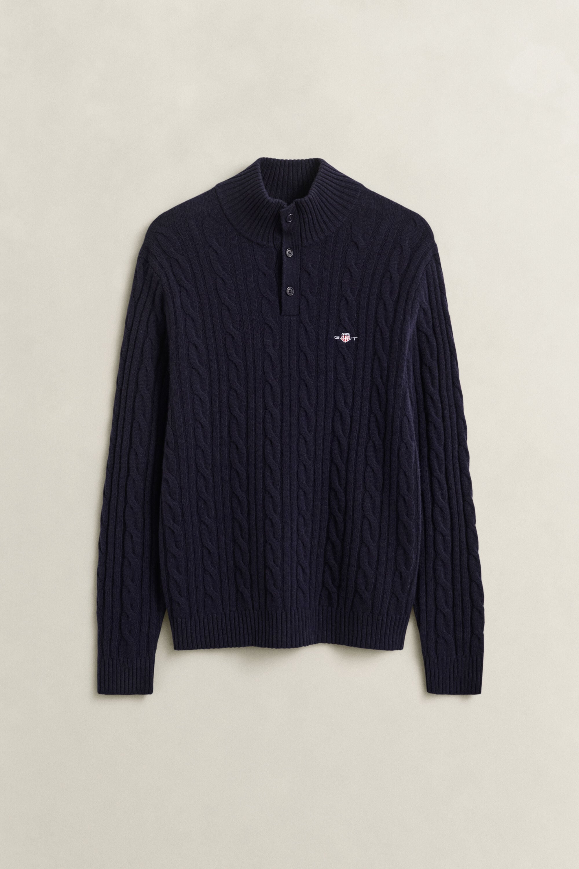 Kabelstrikket sweater med halv knaplukning i lammeuld
