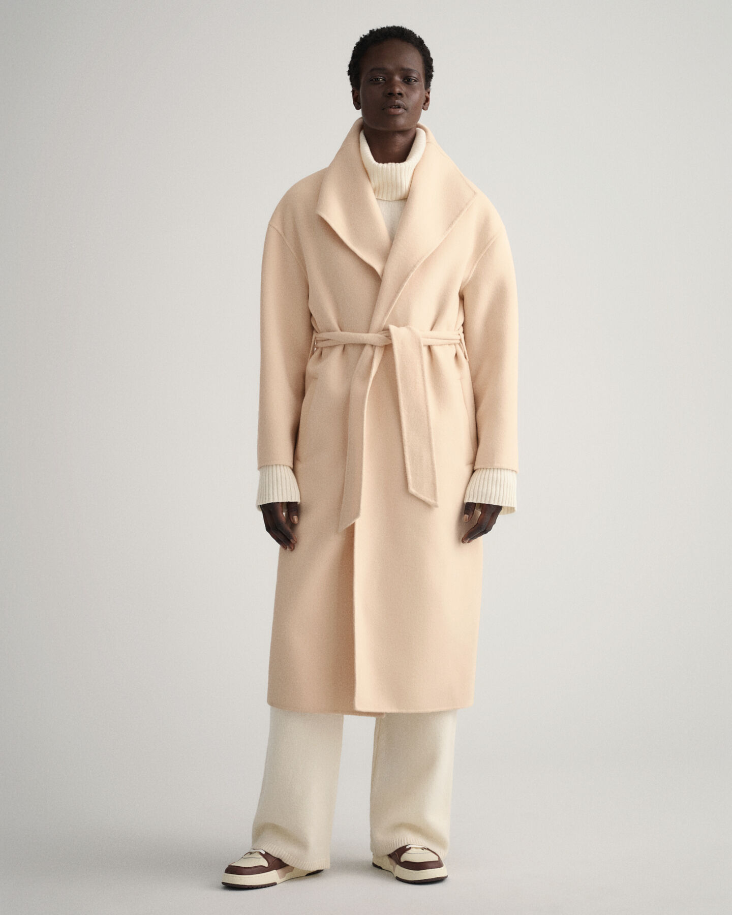 Håndsyet frakke med bælte