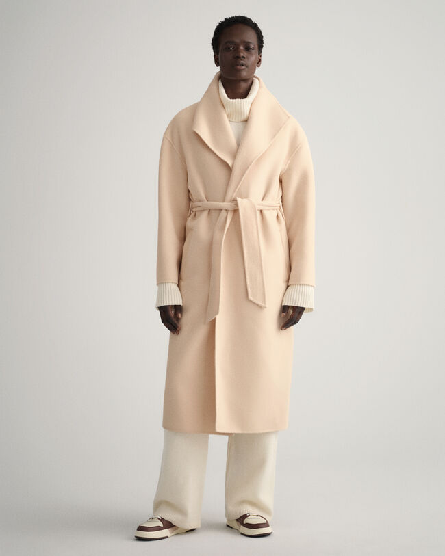 Håndsyet frakke med bælte