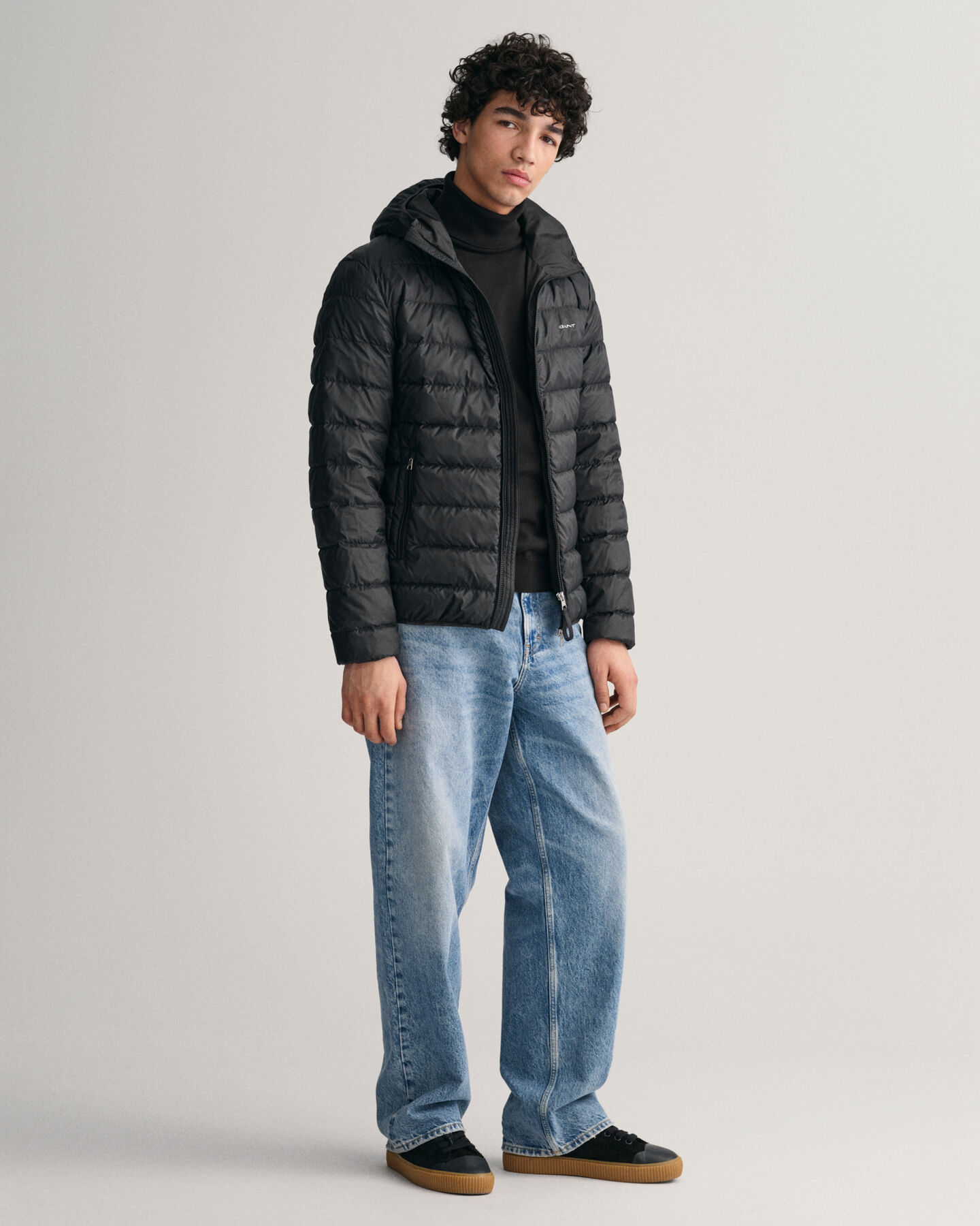 Let dunjakke med hætte