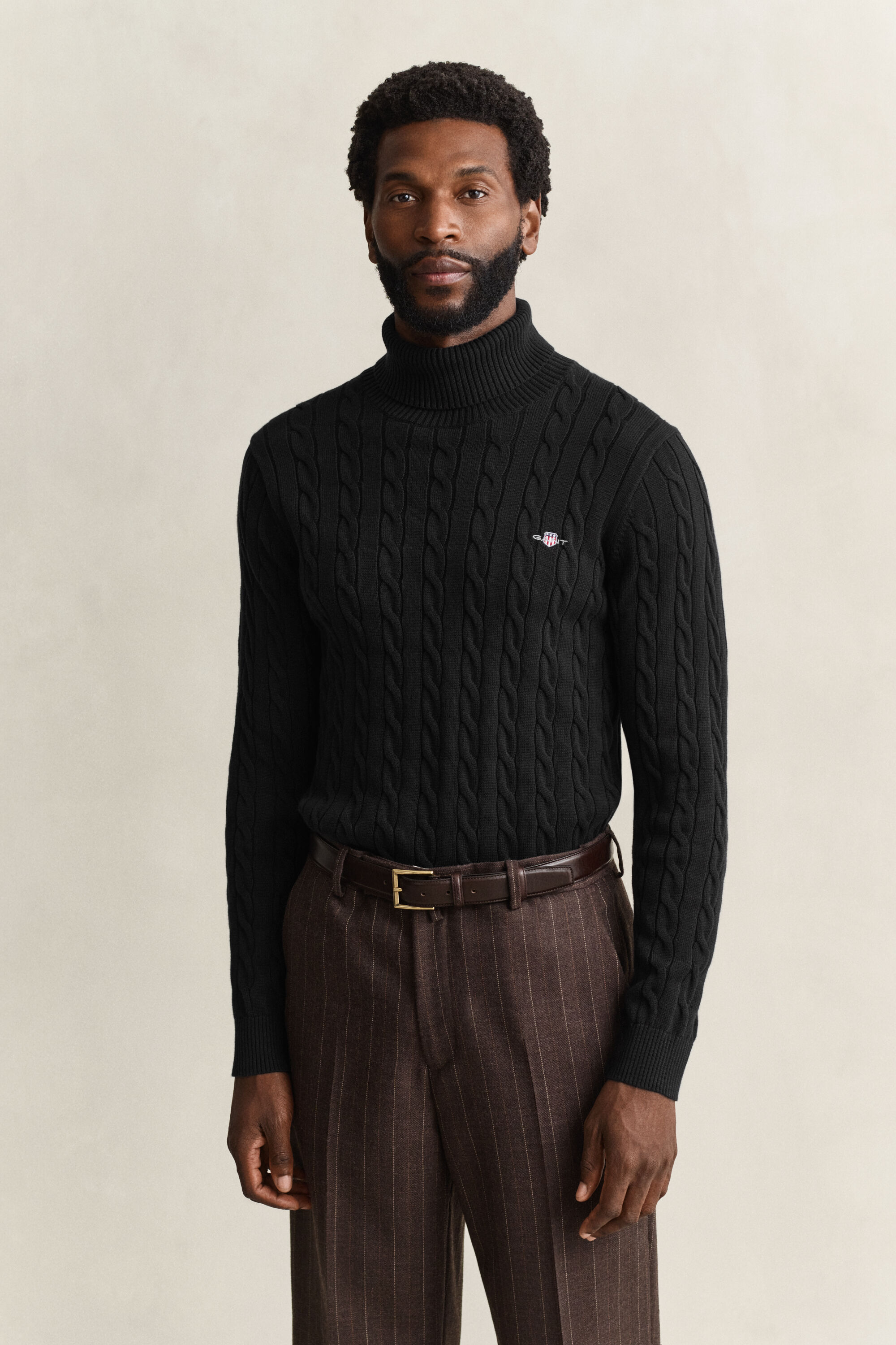 Kabelstrikket sweater af bomuld med rullekrave