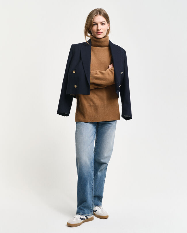 Sweater med rullekrave og sildebensmønstrede detaljer