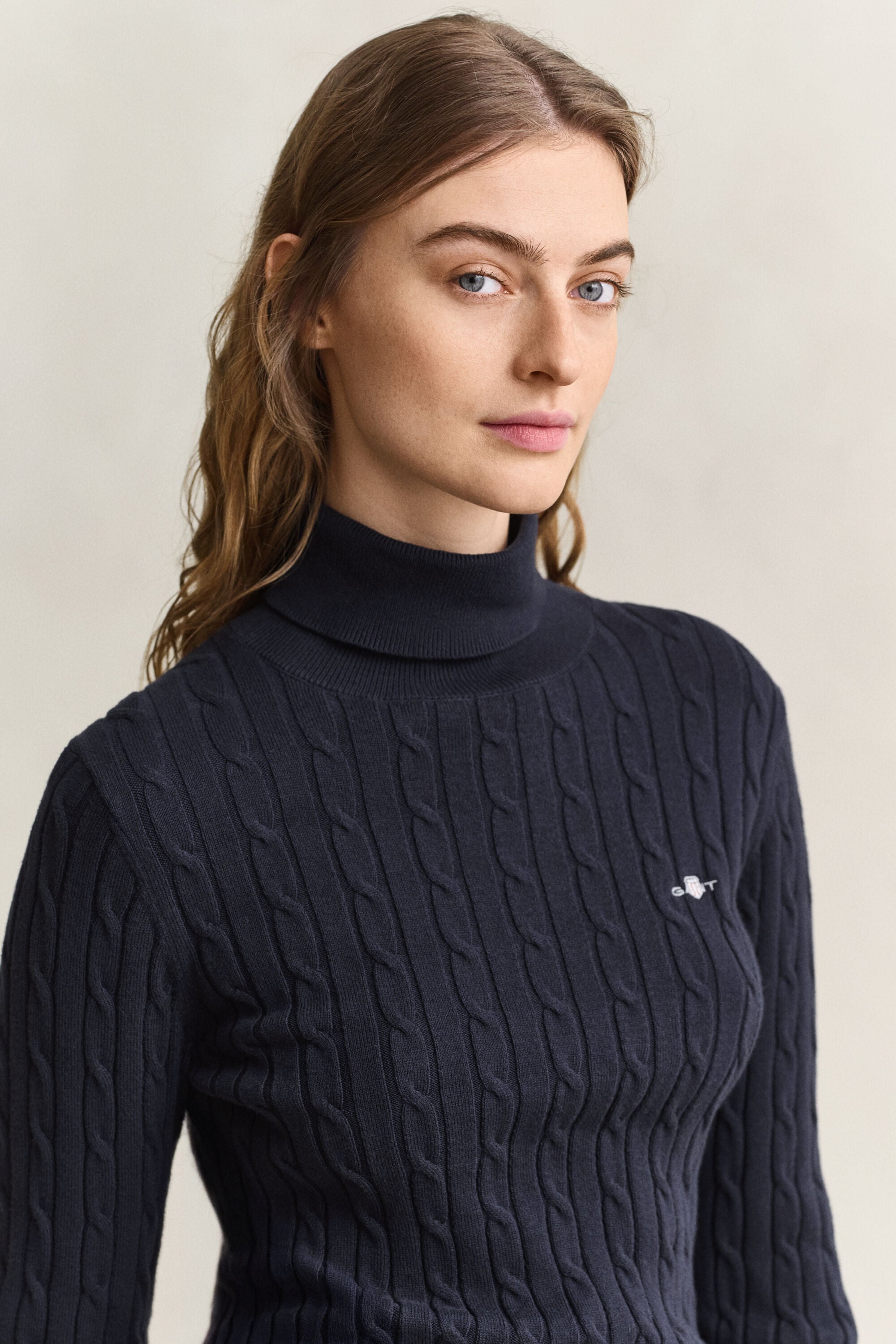 Kabelstrikket sweater af strækbomuld med rullekrave