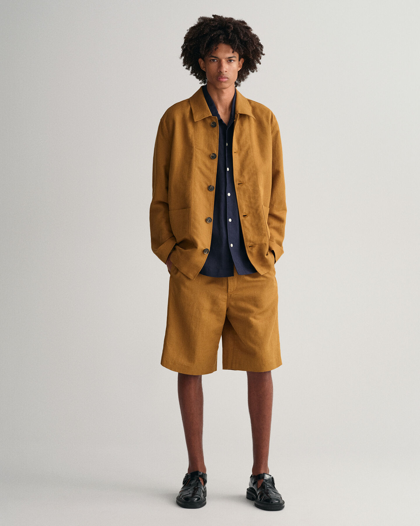 Relaxed fit skjorte af h&oslash;r og lyocell og korte &aelig;rmer