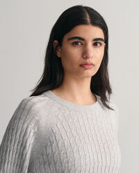 Crewneck sweater med kabelstrik