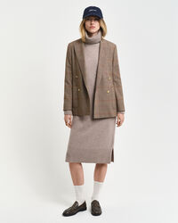 Kjole med rullekrave og sildebensm&oslash;nstrede detaljer