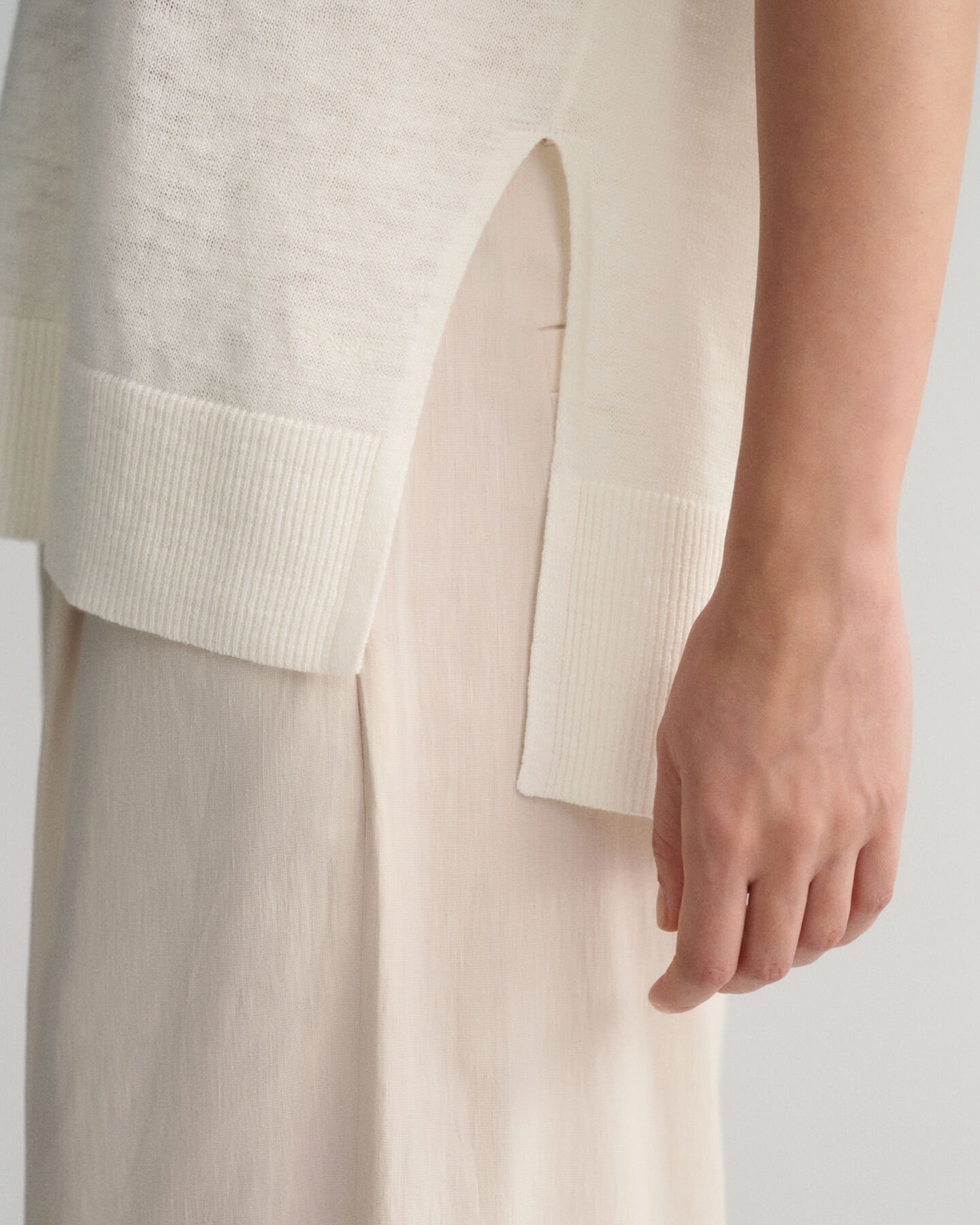 Vest i h&oslash;rblanding med V-hals