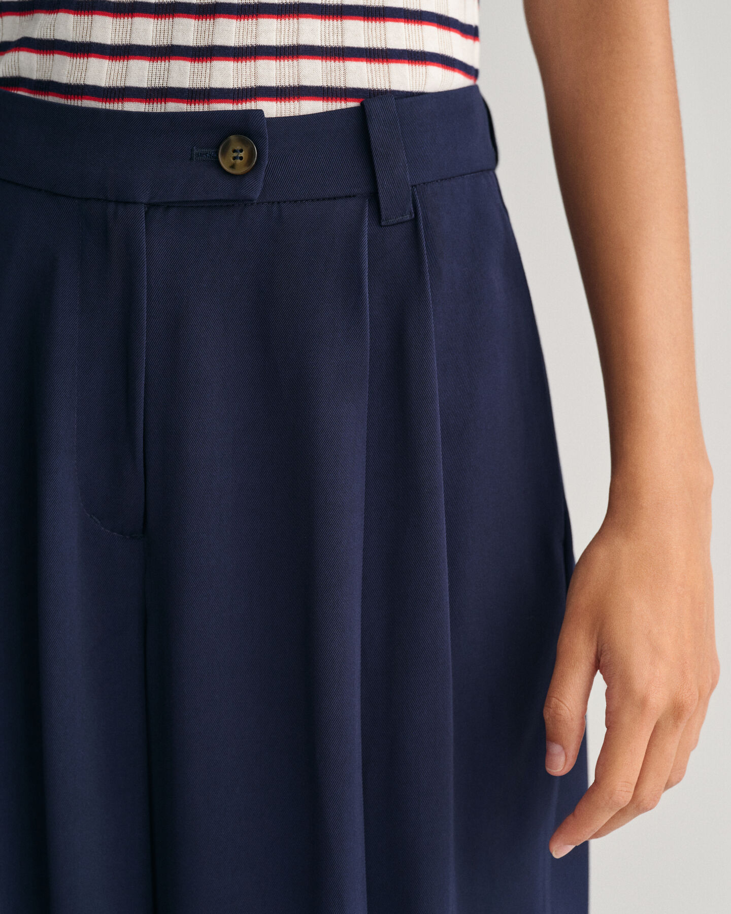 Loose fit lavtaljede chinobukser med brede ben