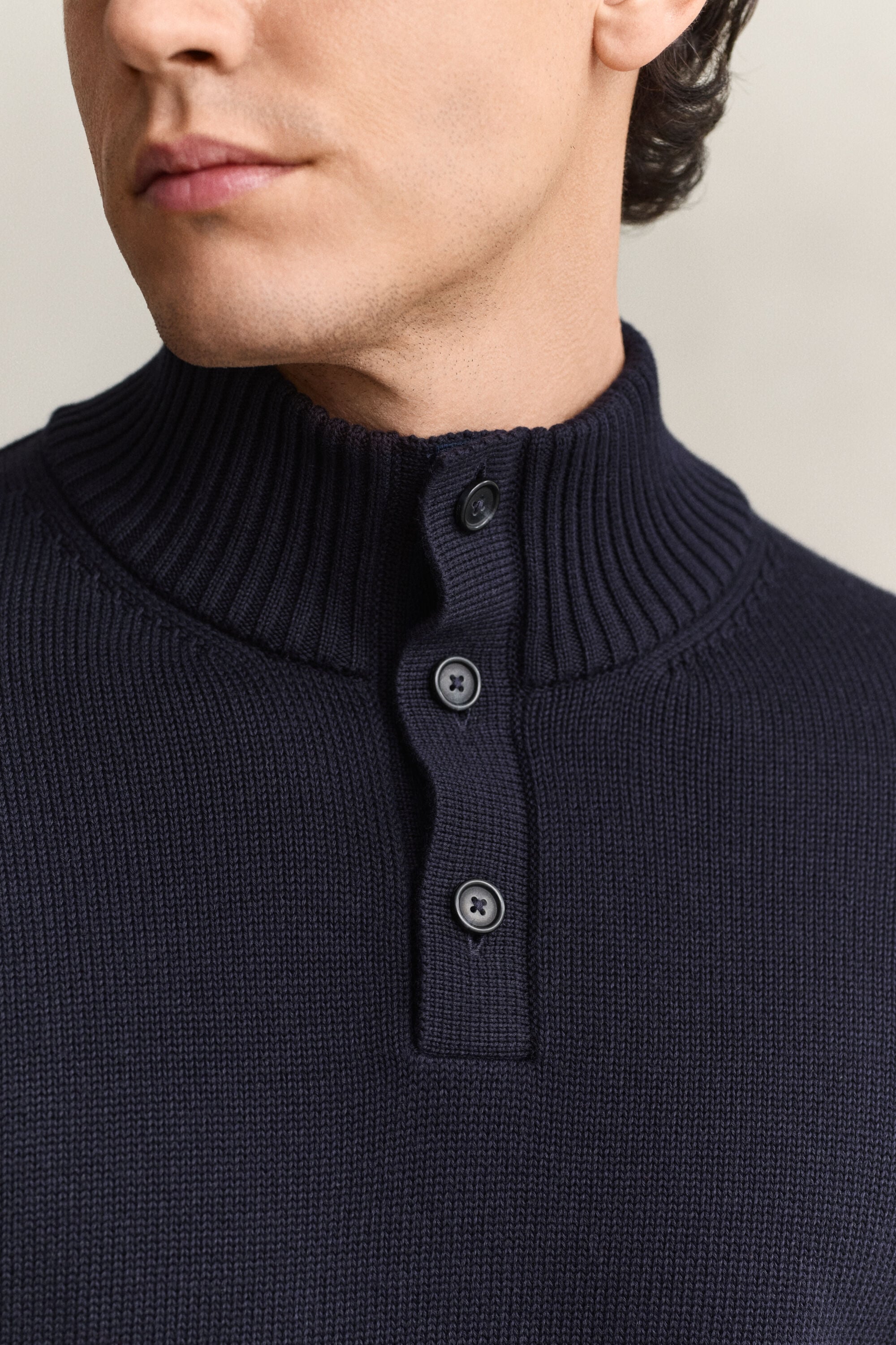 Sweater i supimabomuld med knaplukning i halsen