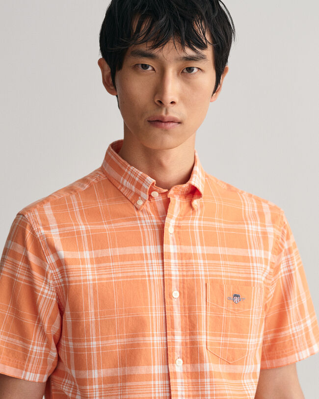 Regular fit ternet skjorte af bomuldsh&oslash;r med korte &aelig;rmer