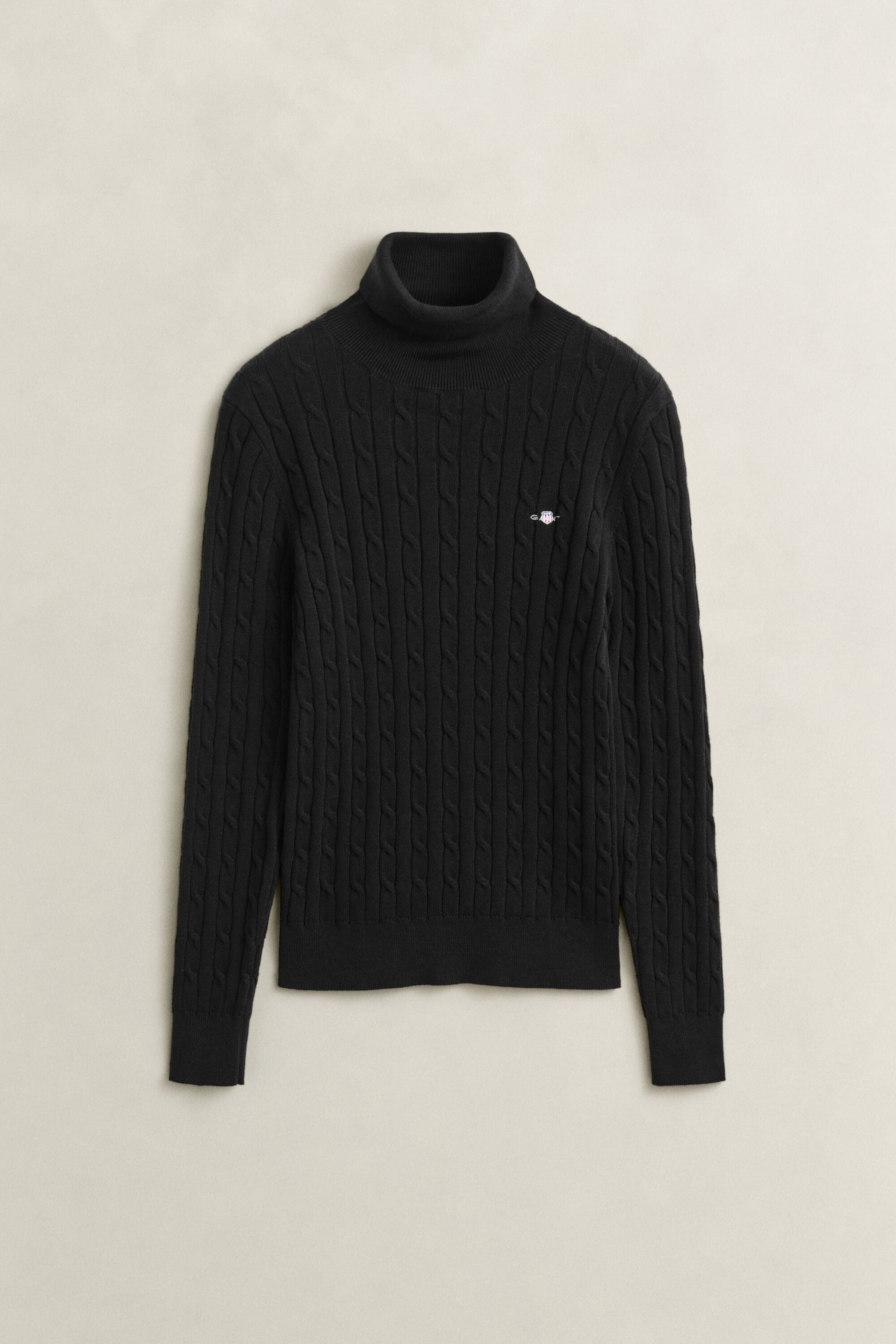 Kabelstrikket sweater af strækbomuld med rullekrave