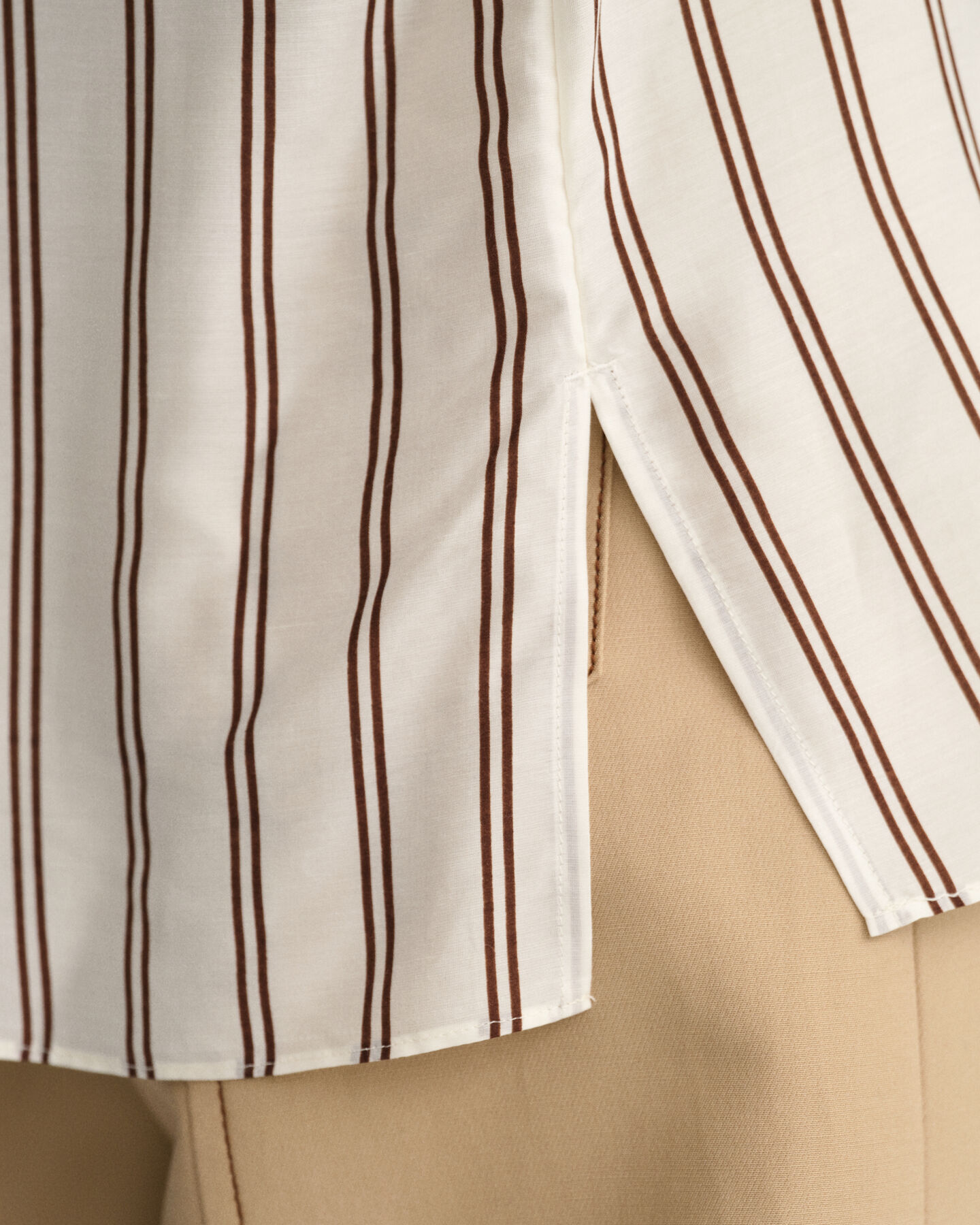 Stribet bluse med V-hals