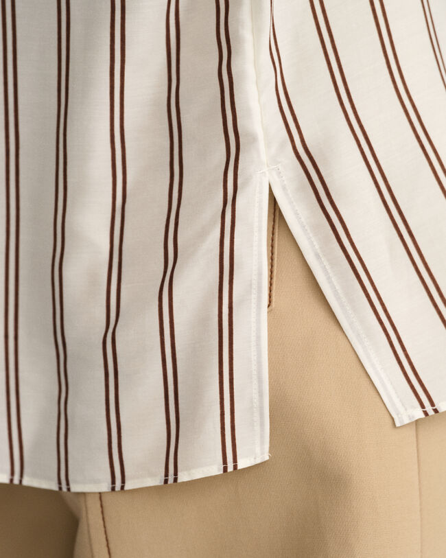 Stribet bluse med V-hals