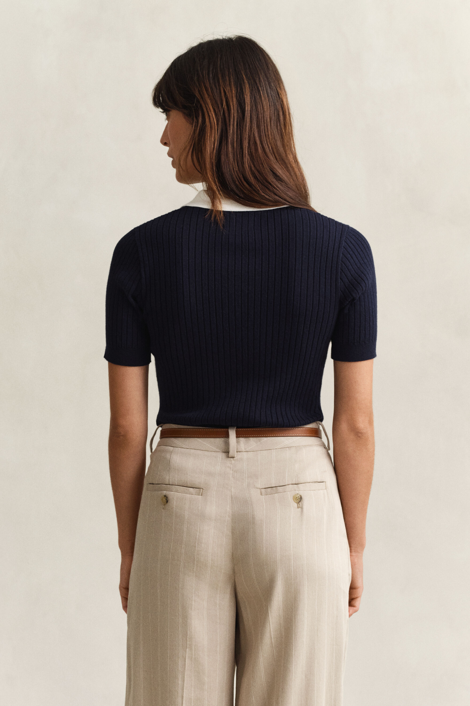 Rugger med ribstrik og korte ærmer