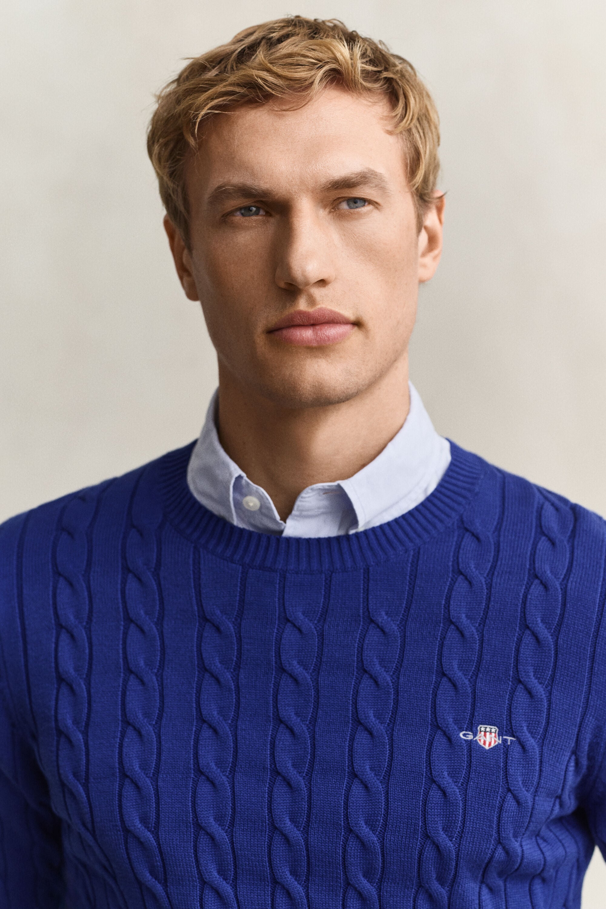 Crewneck sweater af bomuld med kabelstrik