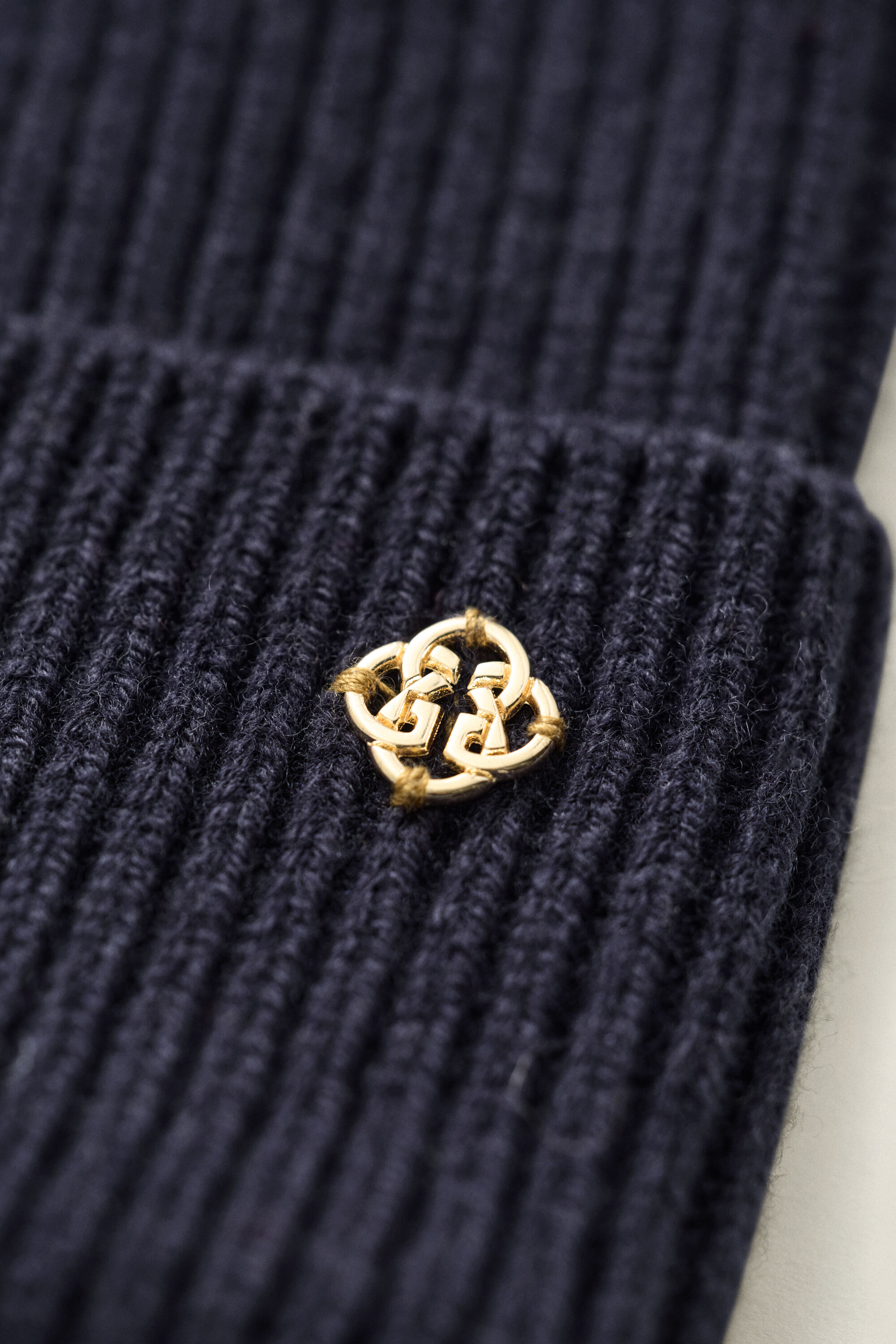Ribstrikket beanie af uld