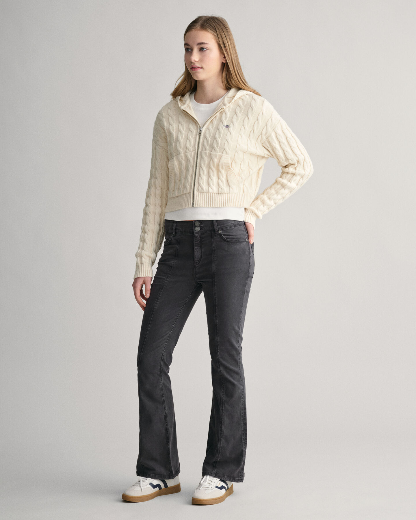 Teen Girls Shield kort h&aelig;ttetr&oslash;je med kabelstrik og lynl&aring;s