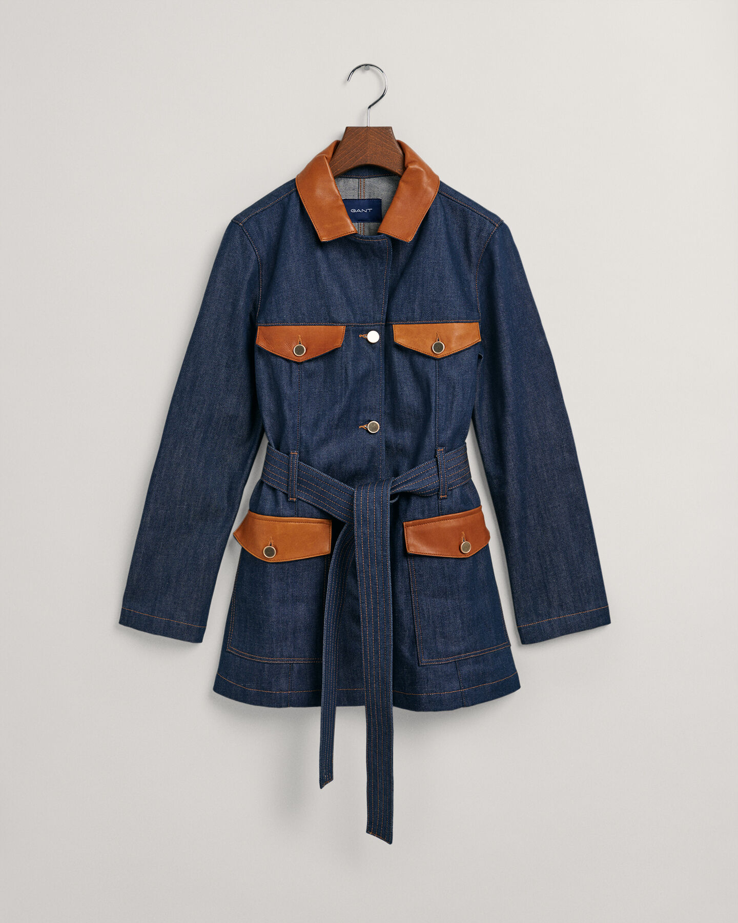 Denimjakke med læderdetaljer