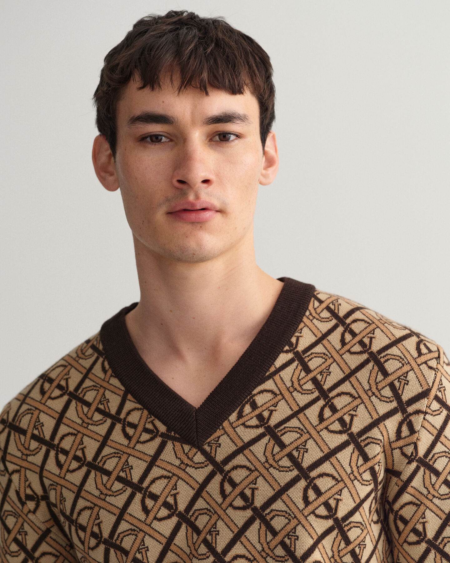 Monogram merino sweater med V-hals