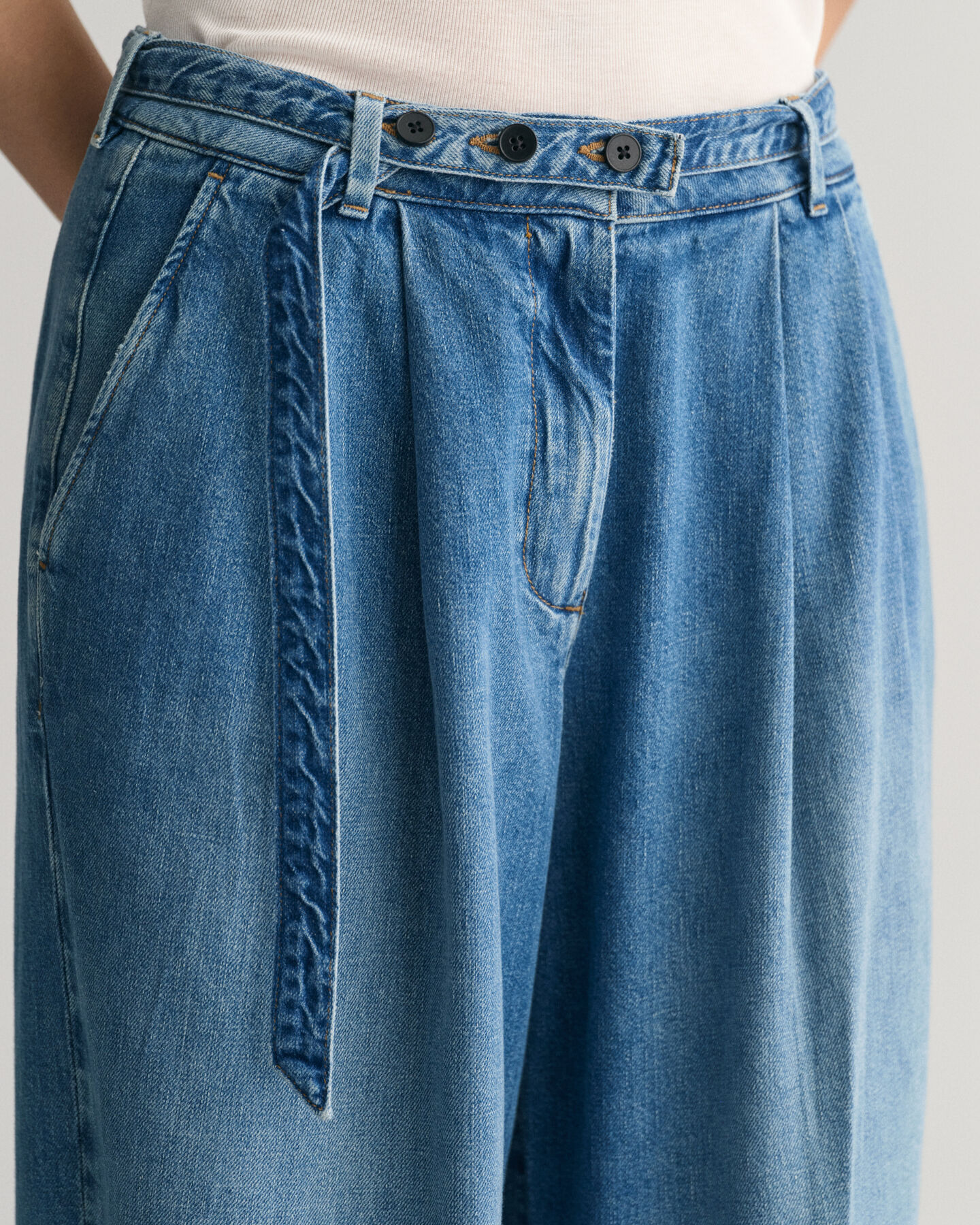 Loose fit jeans med lav talje og bælte