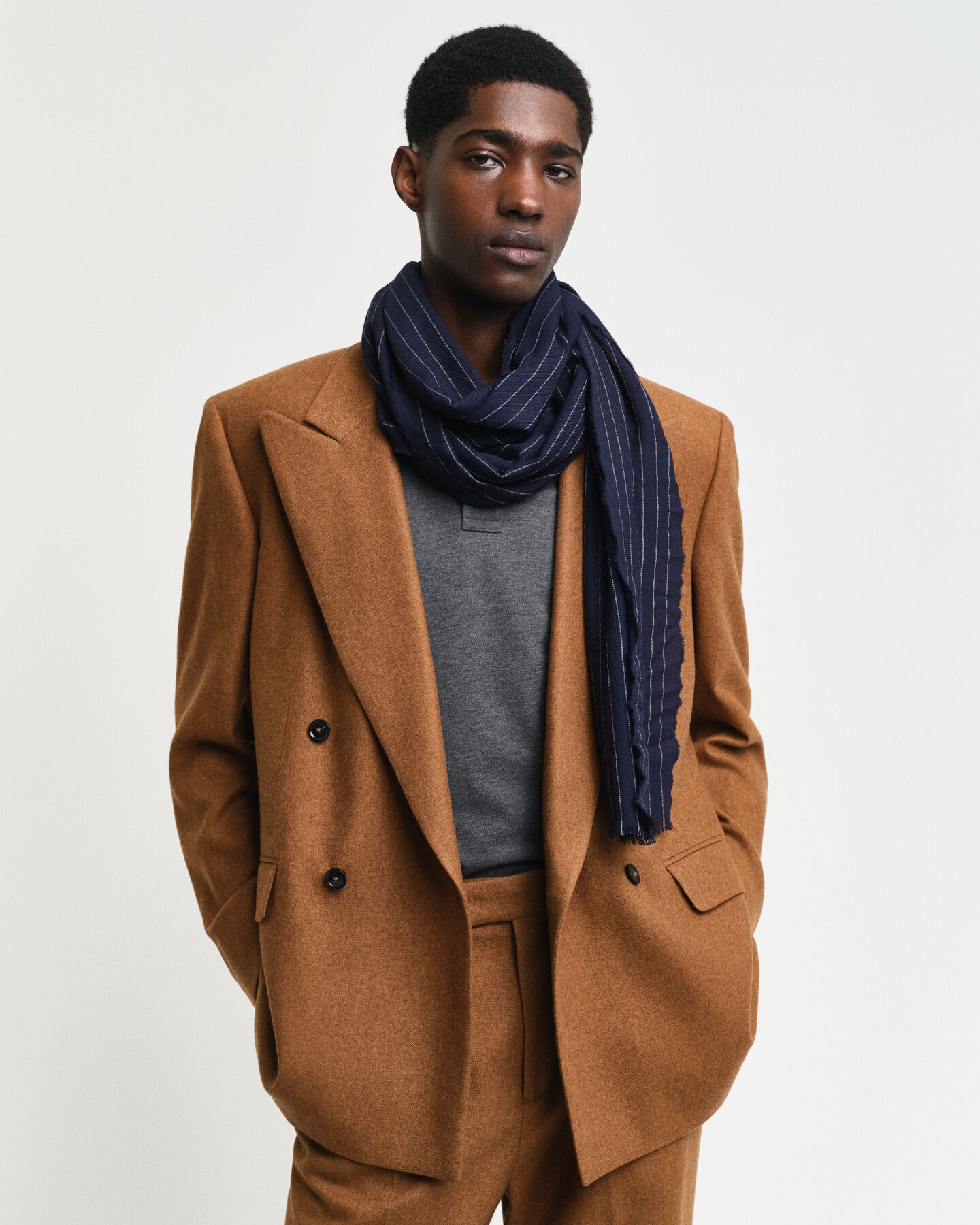 Nålestribet halstørklæde af ekstra fin merinould