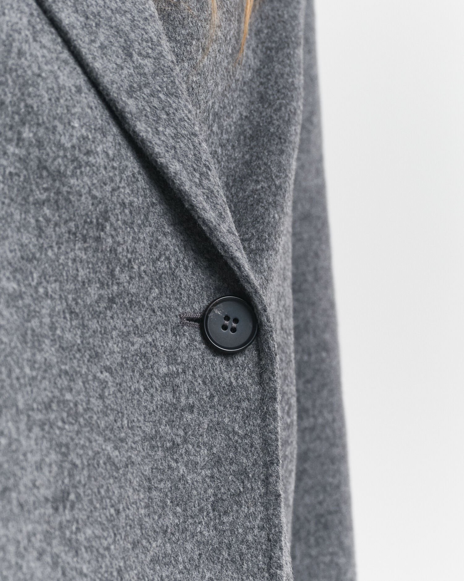 Håndsyet jakke med bælte