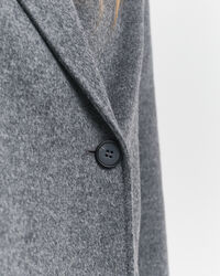 Håndsyet jakke med bælte