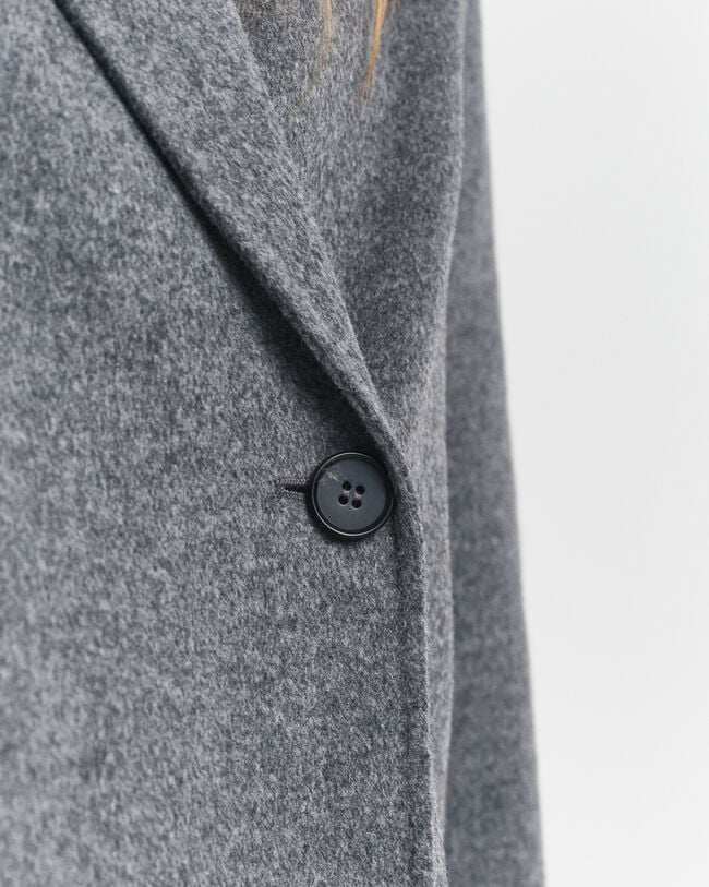 Håndsyet jakke med bælte