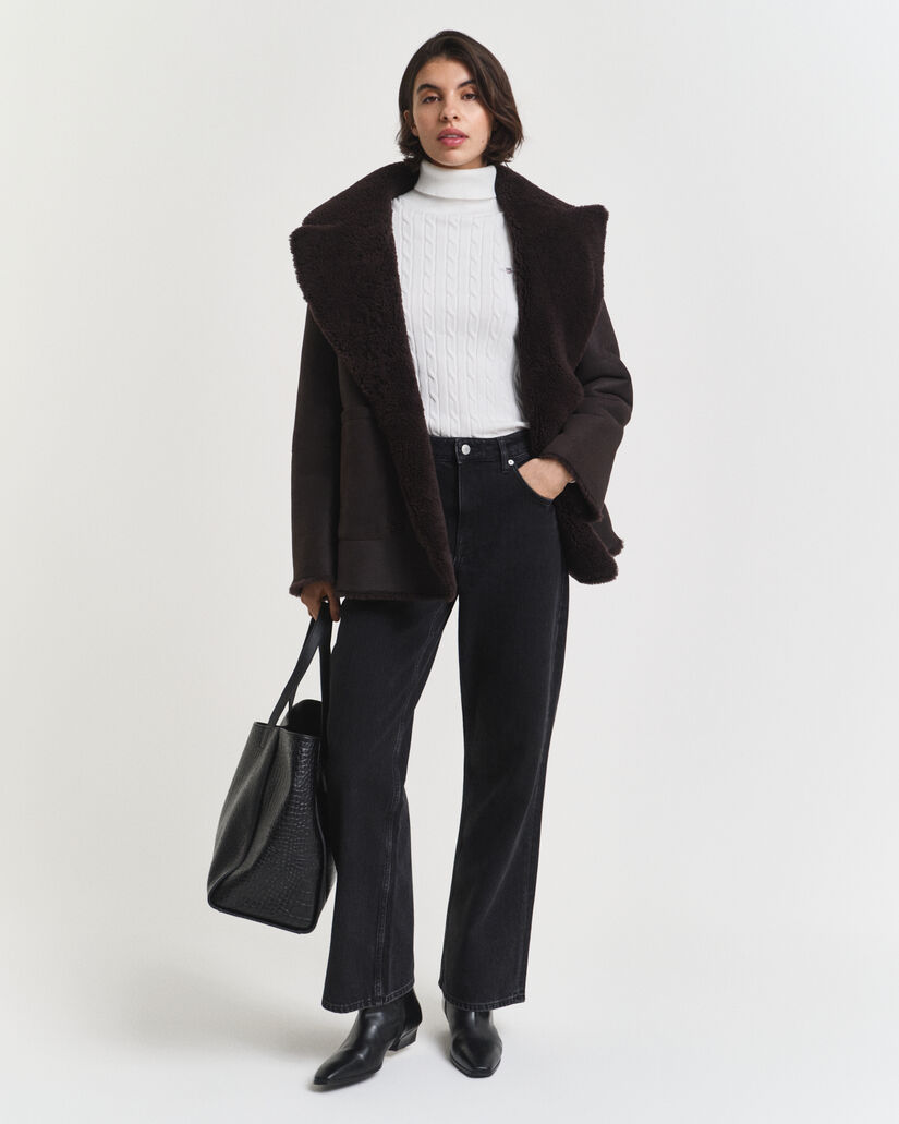 Kabelstrikket sweater af strækbomuld med rullekrave