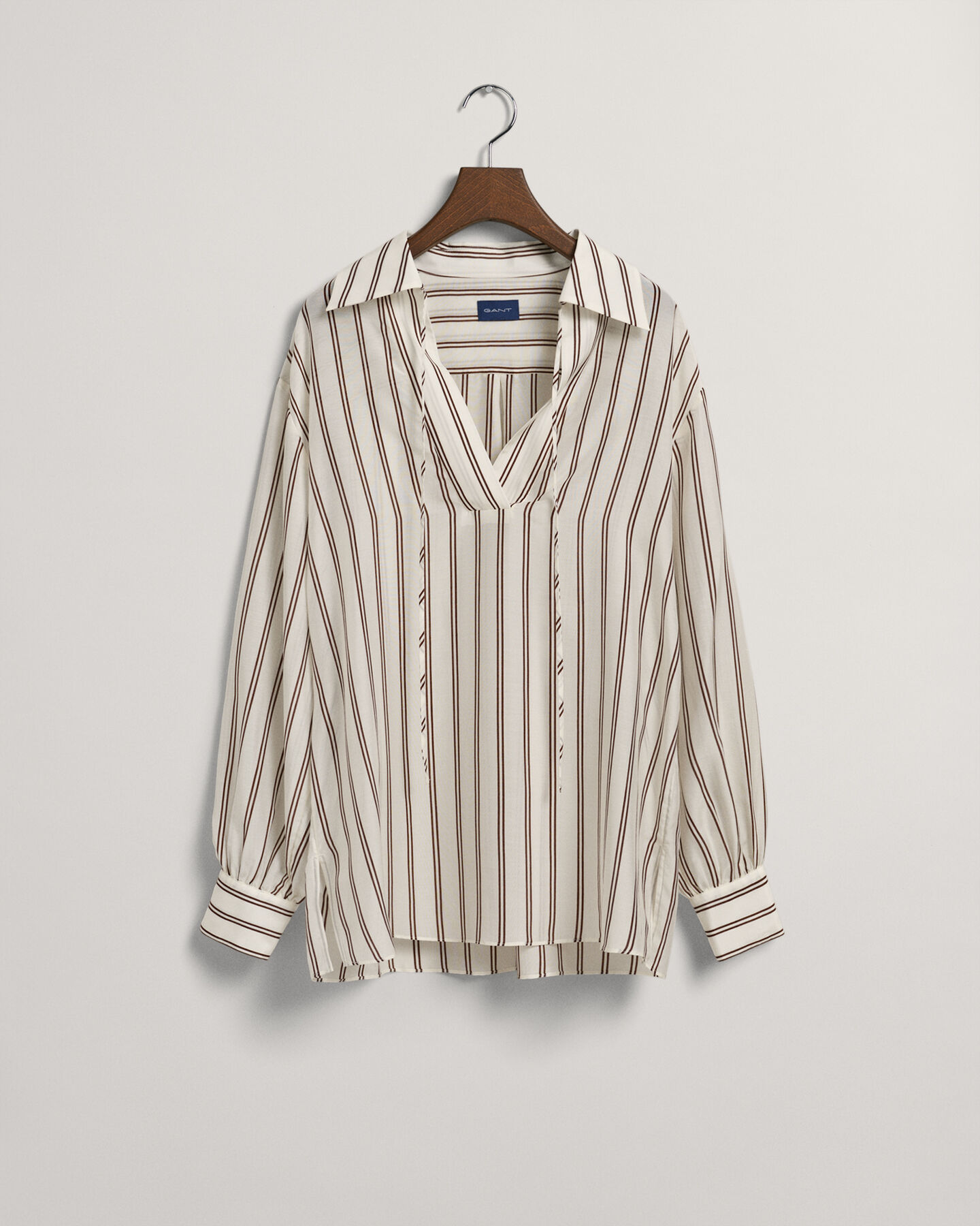 Stribet bluse med V-hals