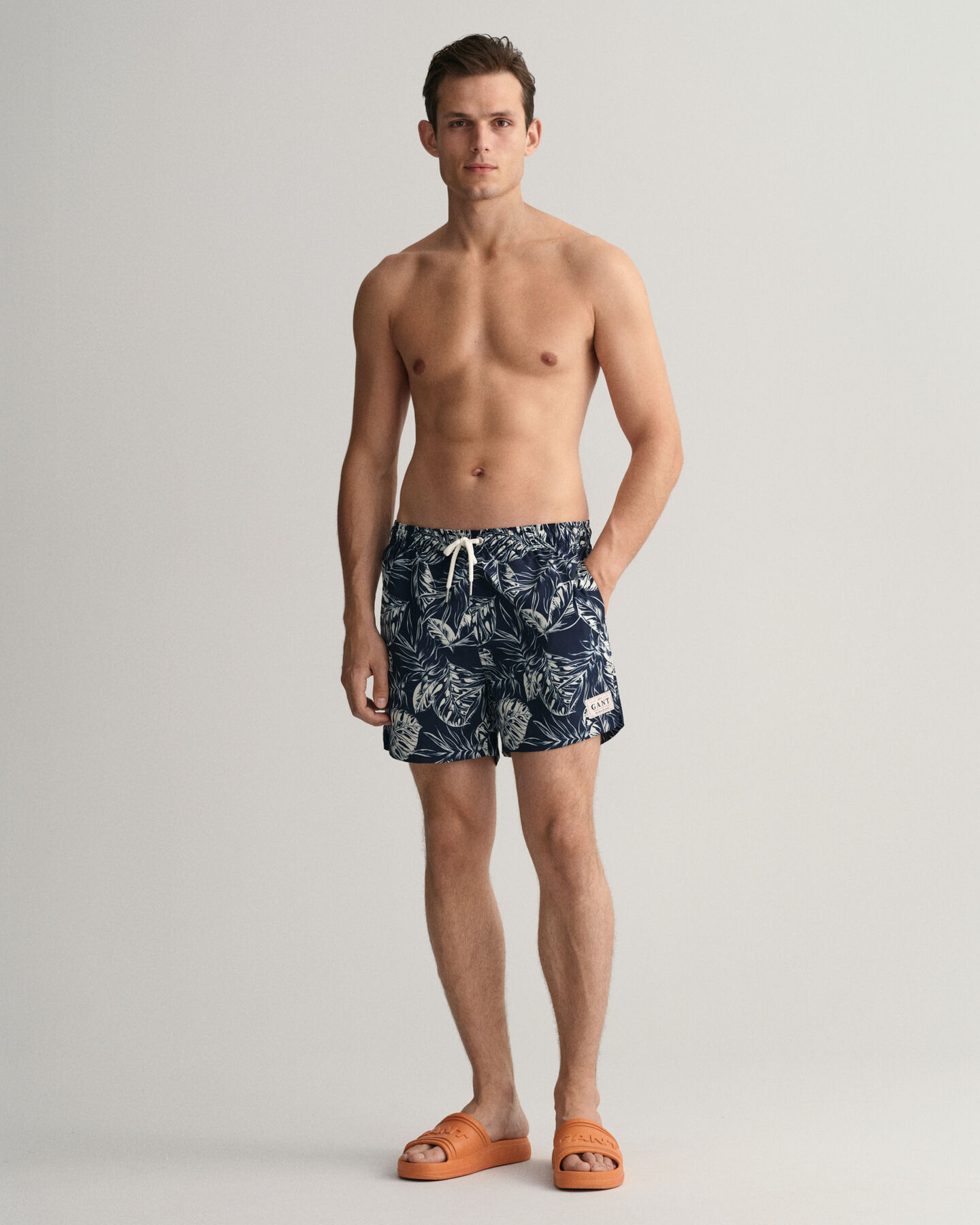 Classic fit badeshorts med Tropical Leaves-tryk