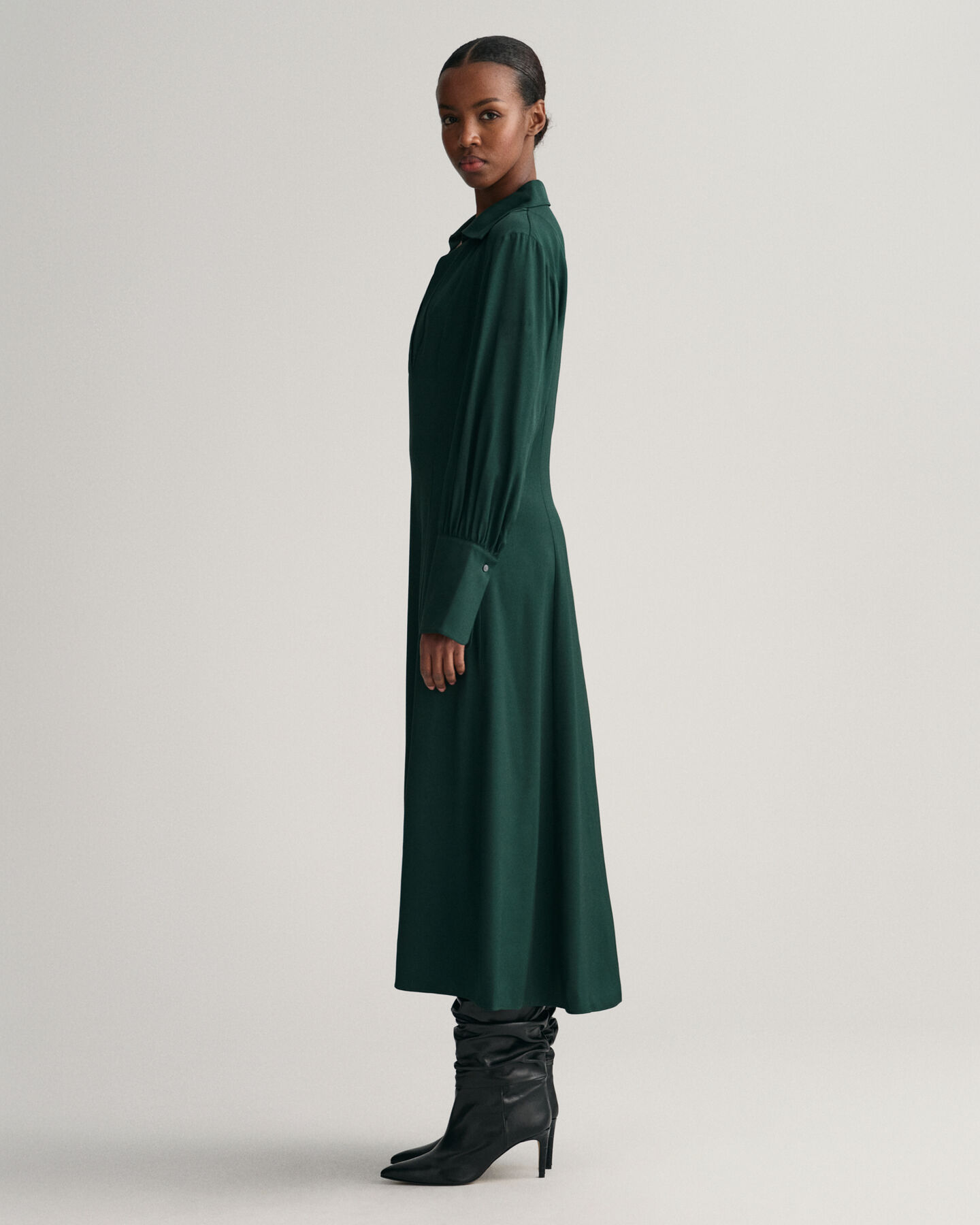 Slim fit kjole med h&oslash;je manchetter