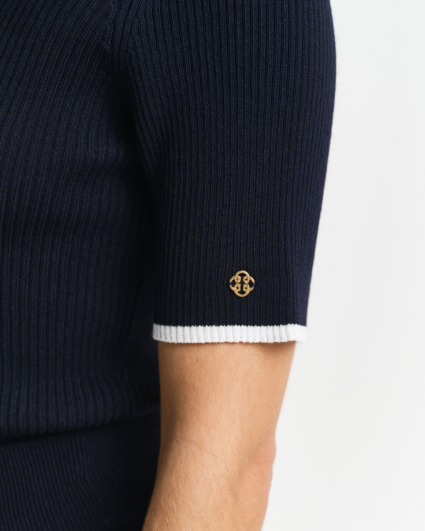 Kortærmet sweater med crewneck og kontrastfarvet ribstrik