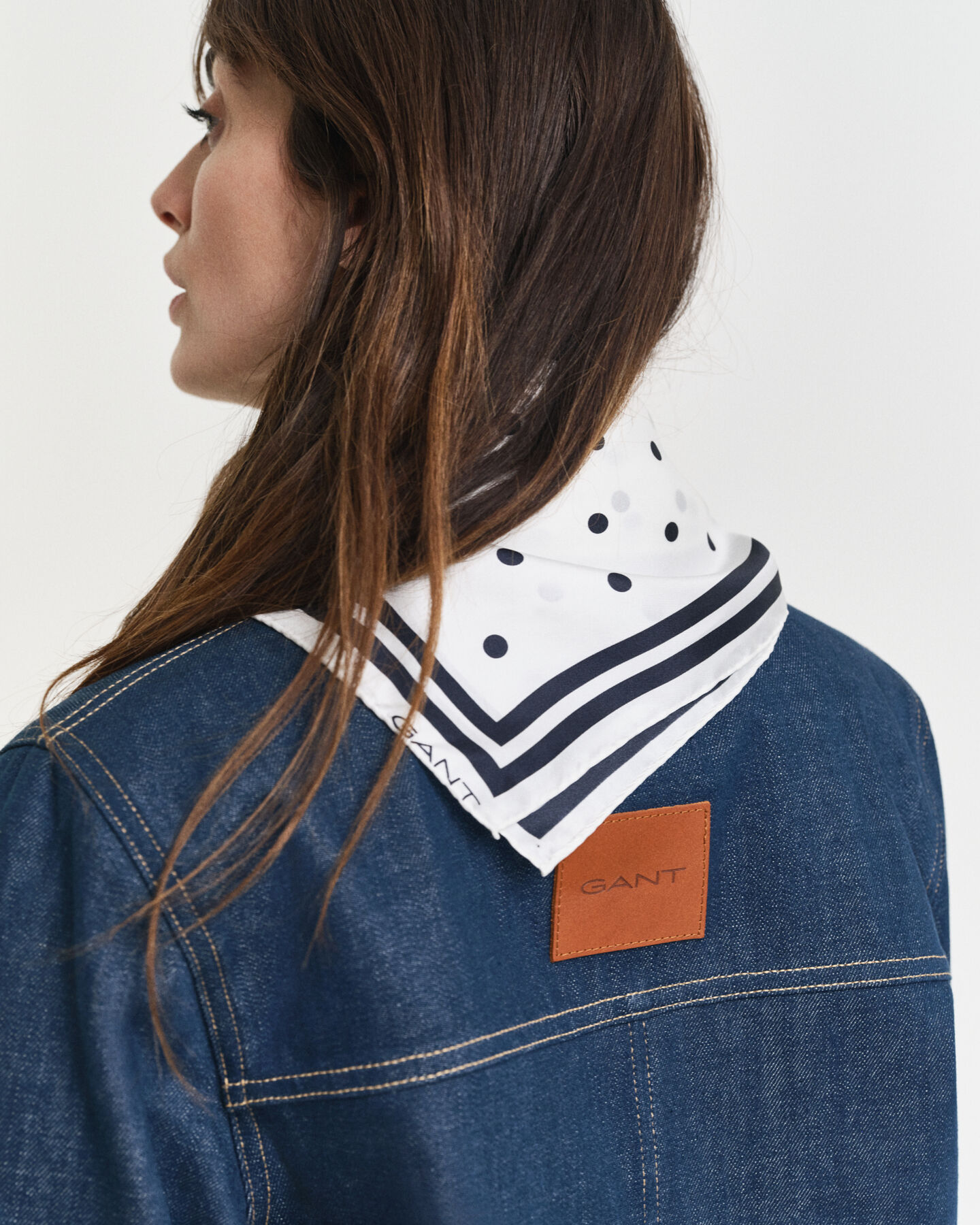 Silketørklæde med prikket tryk