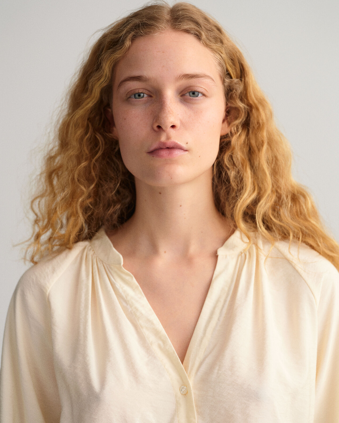 Bluse med stående krave