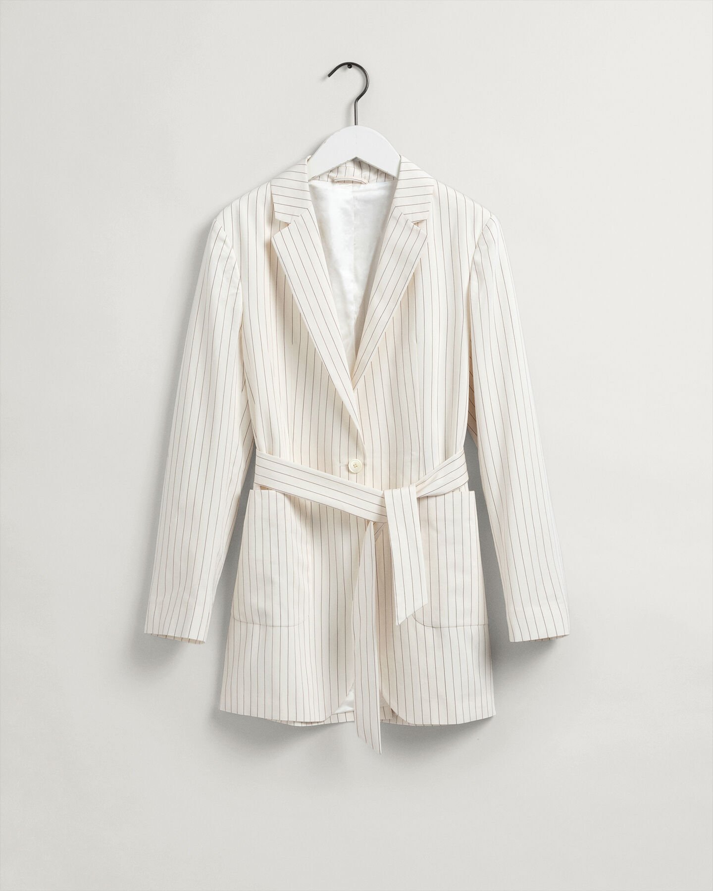 Pinstripe blazer med bælte