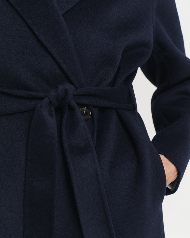 Håndsyet frakke med bælte