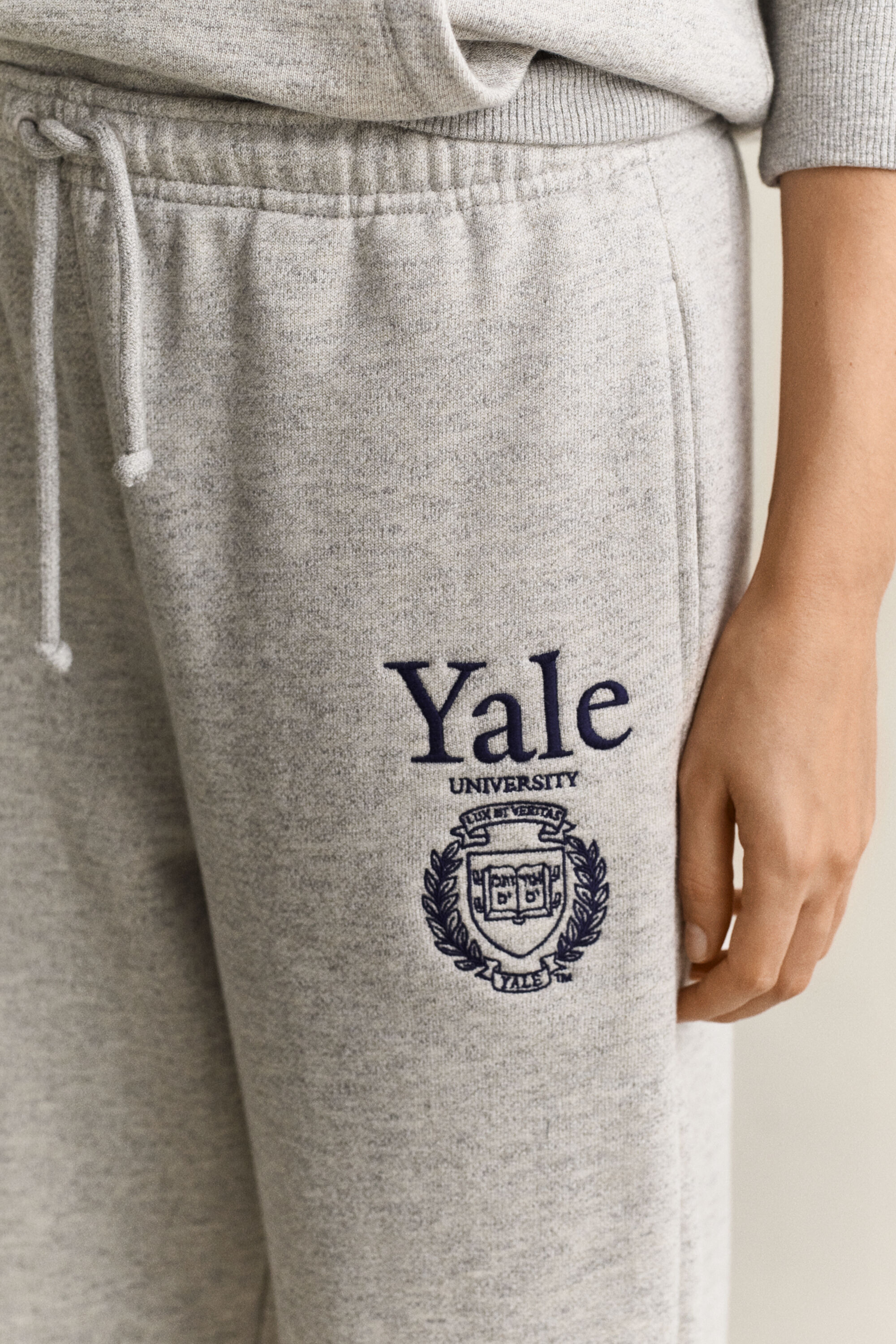 Joggingbukser med Gant x Yale-grafik