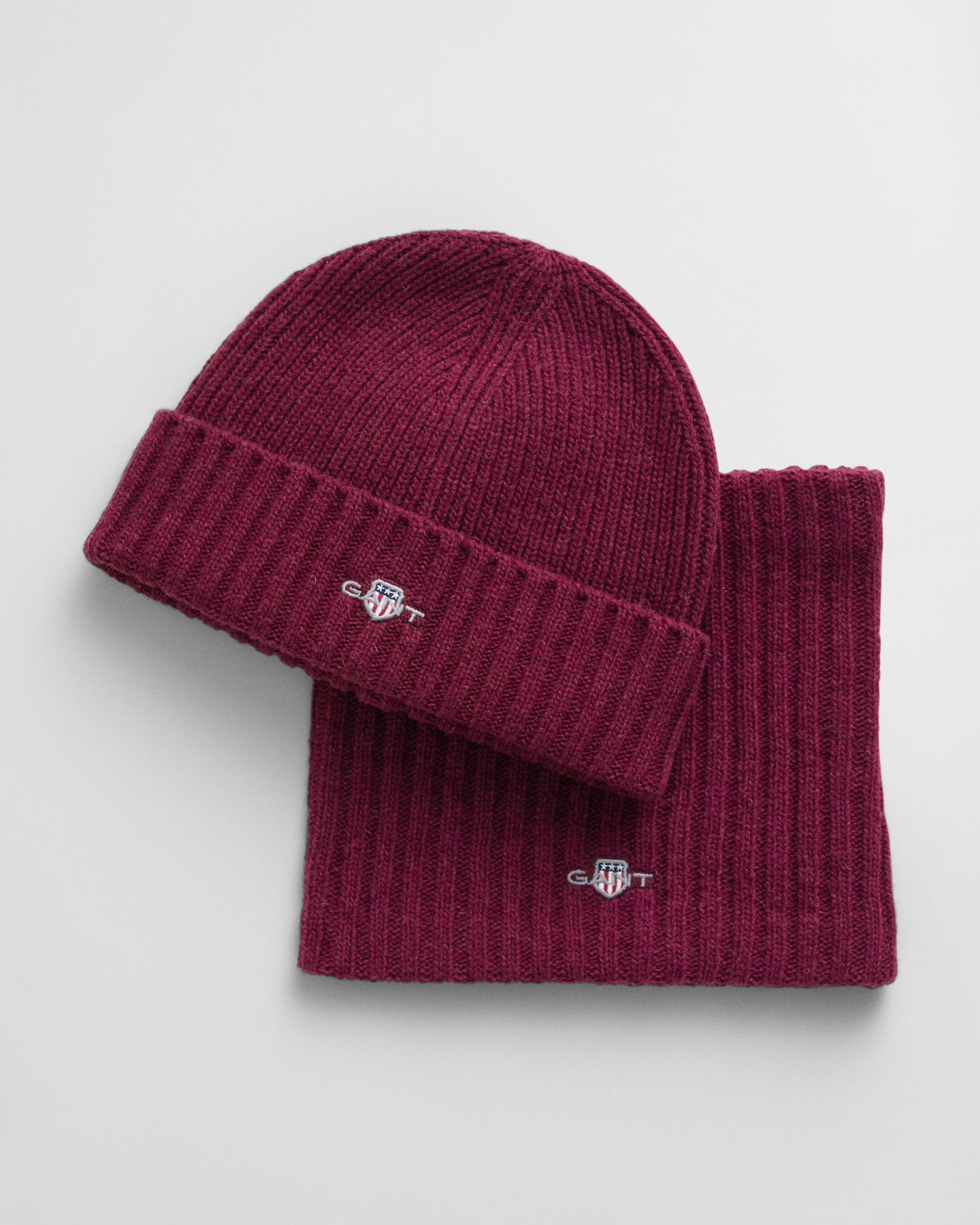 Kids gaves&aelig;t med beanie og h&aring;rb&aring;nd i uld