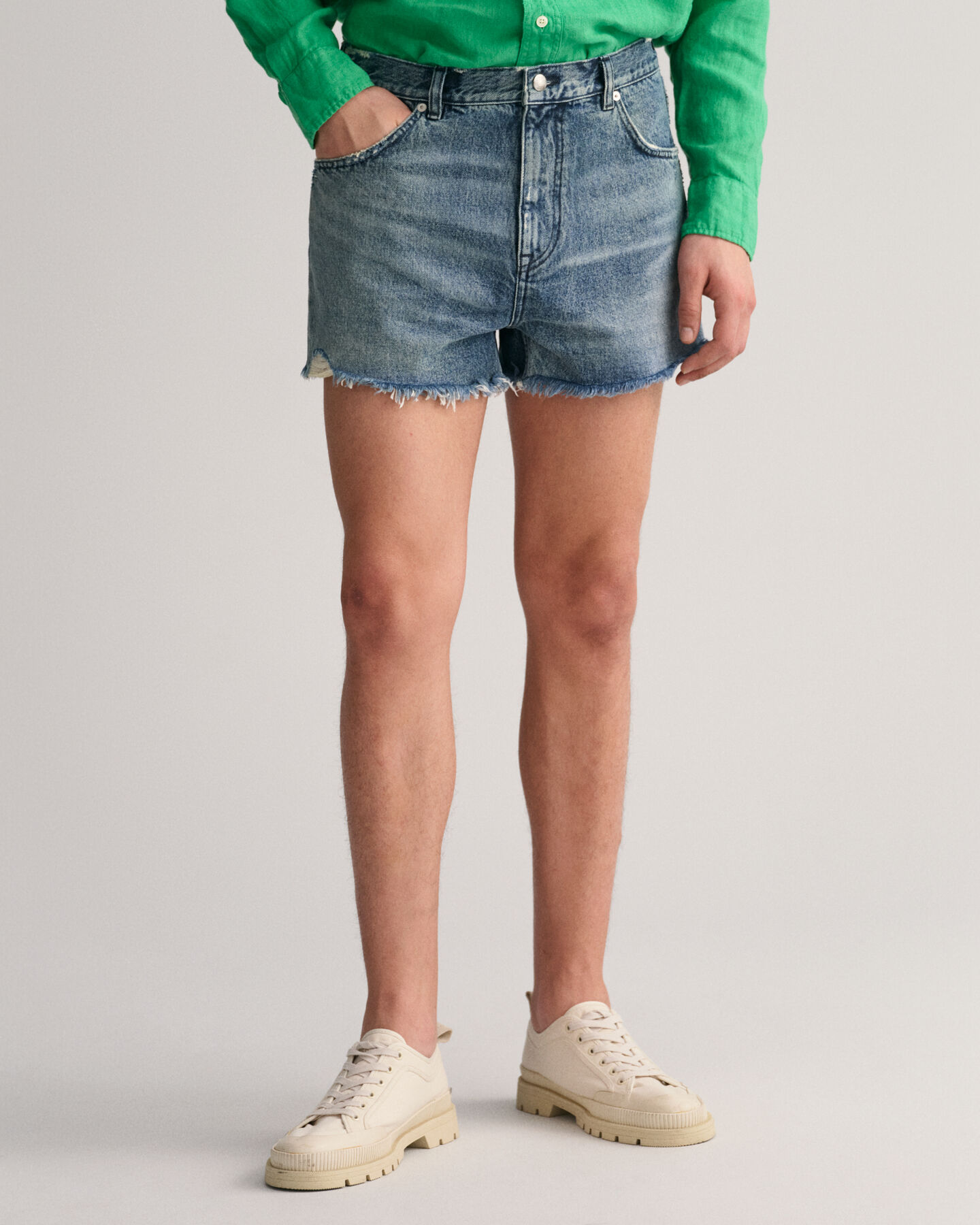 Jean-shorts med r&aring; s&oslash;m
