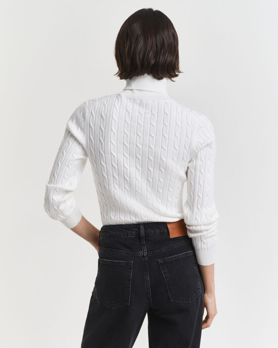 Kabelstrikket sweater af strækbomuld med rullekrave