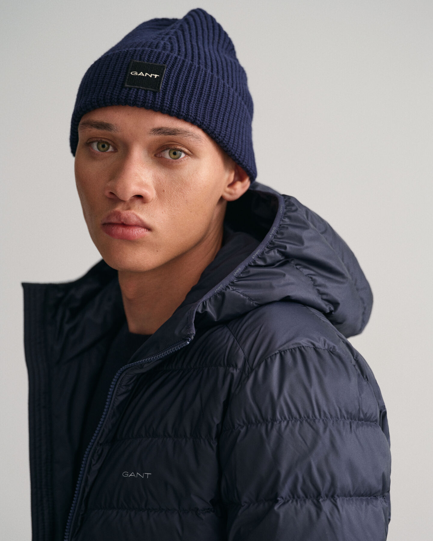 Let dunjakke med hætte