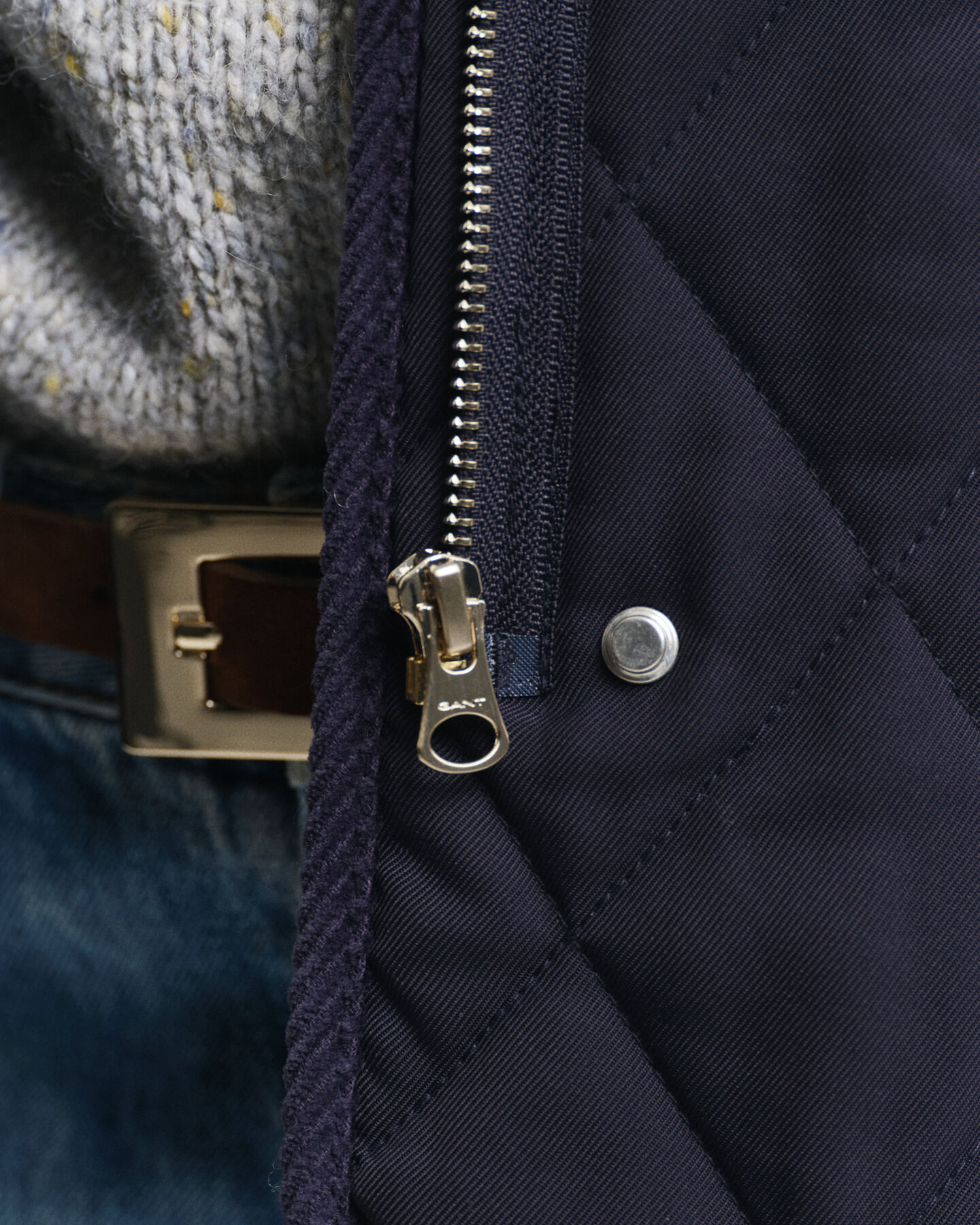 Quiltet vest med detaljer i jernbanefl&oslash;jl