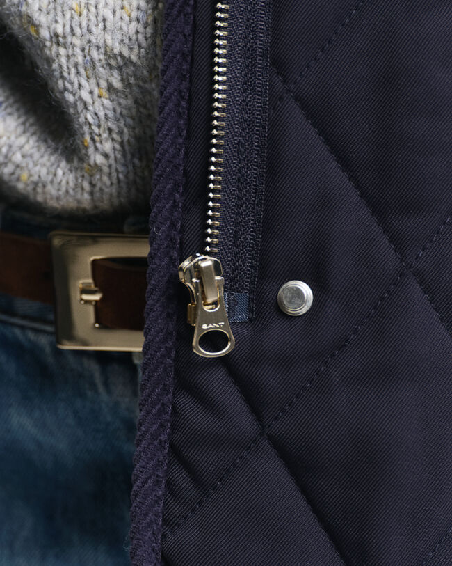 Quiltet vest med detaljer i jernbanefl&oslash;jl