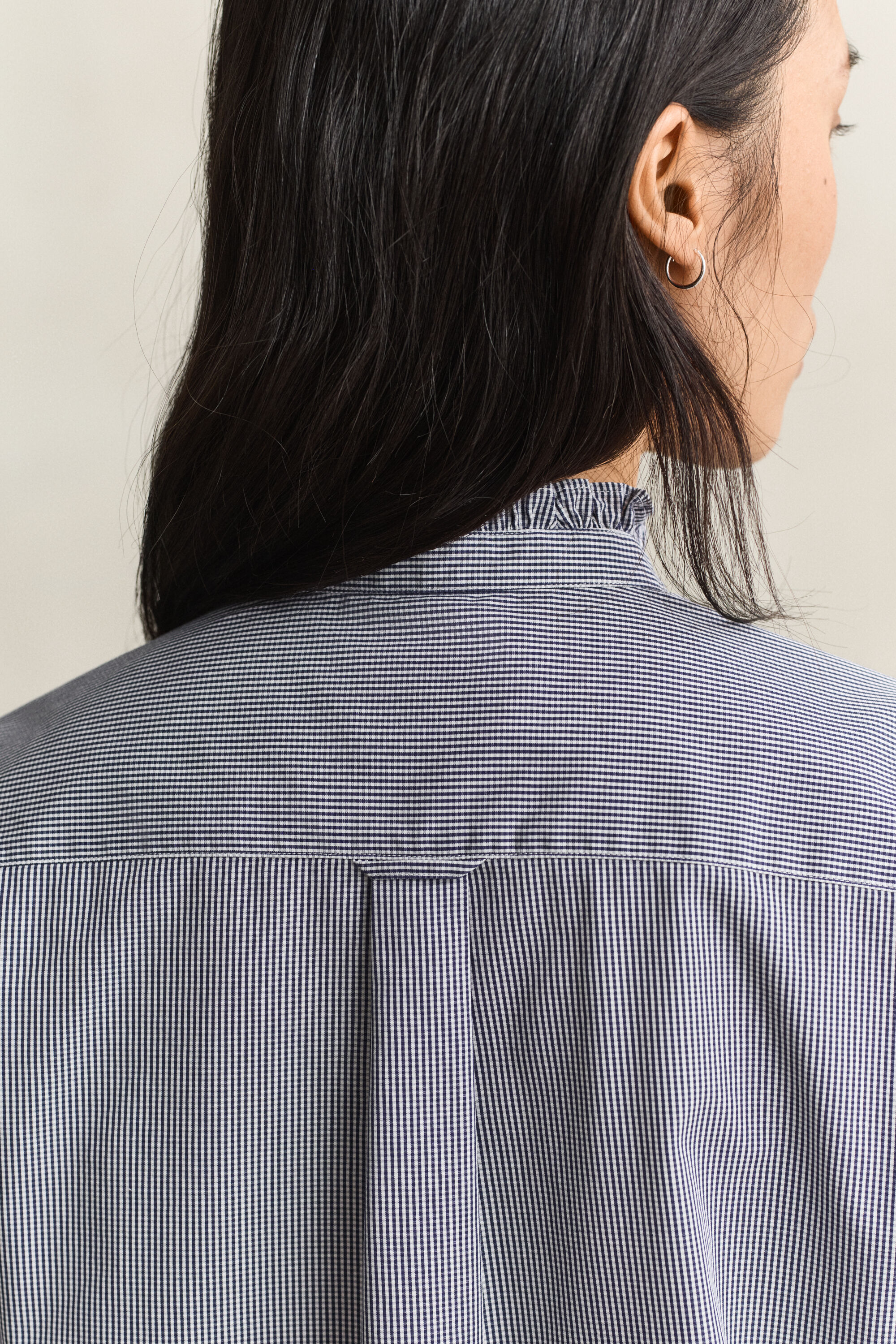 Bluse med flæset krave